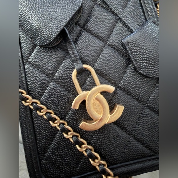 CHANEL Filigree Vertical Vanity Case Quilted Caviar ~ EUC w/Box & 2 COA’s - Picture 13 of 13